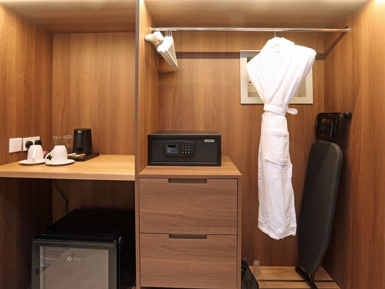 In-room tea and coffee facilities, safe and bathrobe