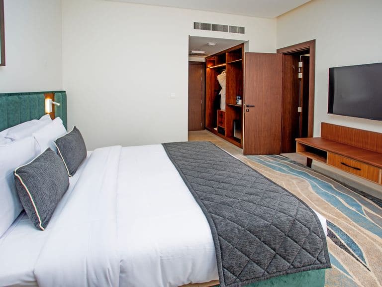 A king room with wardrobe